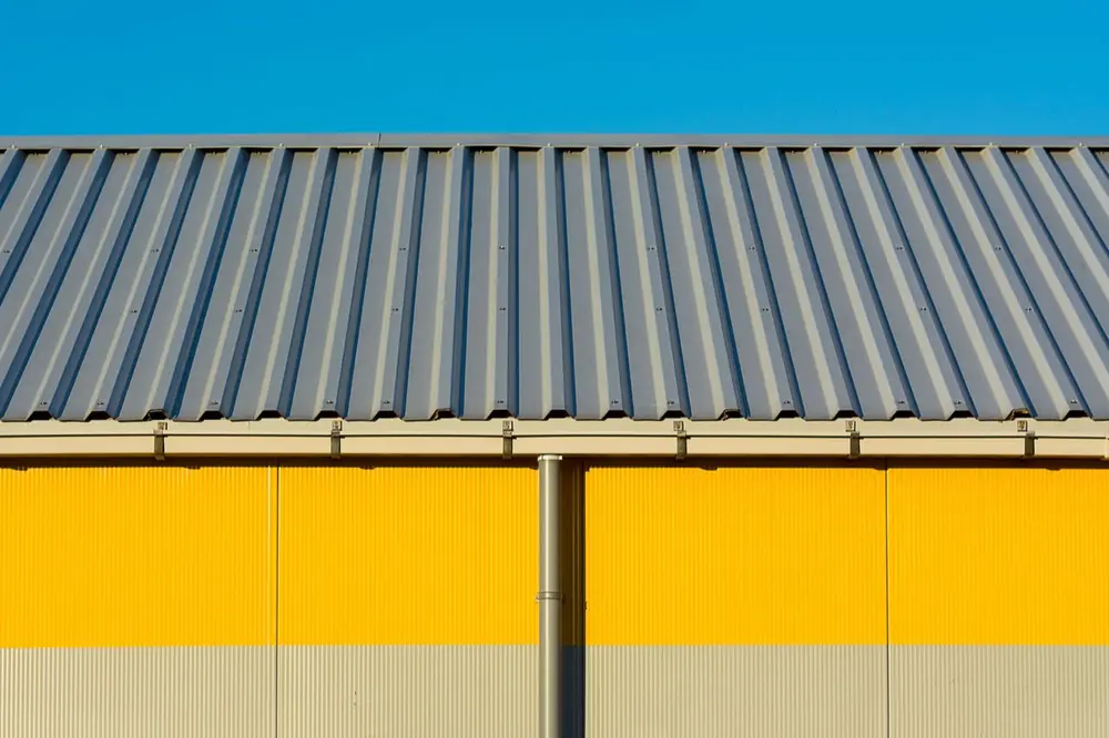 Nave industrial con termotecho: cobertura de panel sándwich sobre estructura metálica